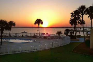Quality Inn & Suites Gulf Breeze Bayside near Pensacola Beach