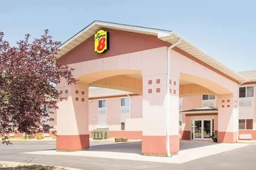 Super 8 by Wyndham Iola KS