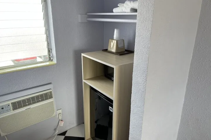 Room 3 of 28