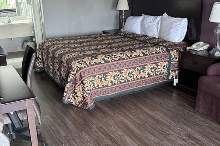Room 4 of 20