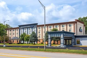 Days Inn and Suites by Wyndham Hammond IN