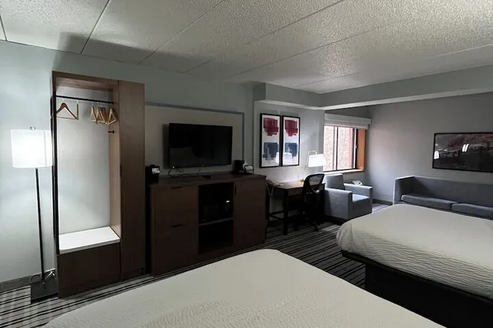 Room 4 of 73