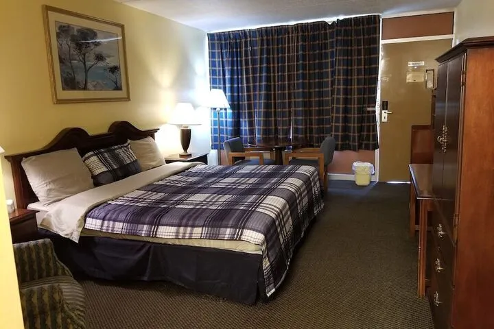 Room 4 of 8