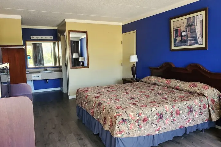 Room 5 of 8