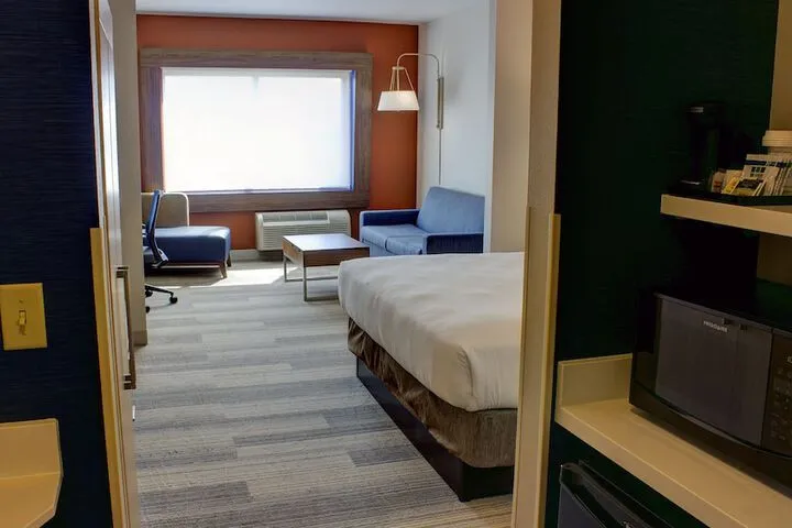 Room 2 of 37