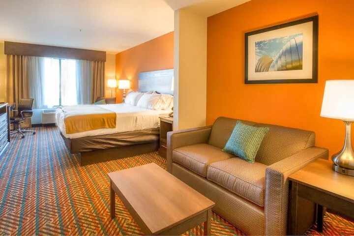 Room 4 of 37
