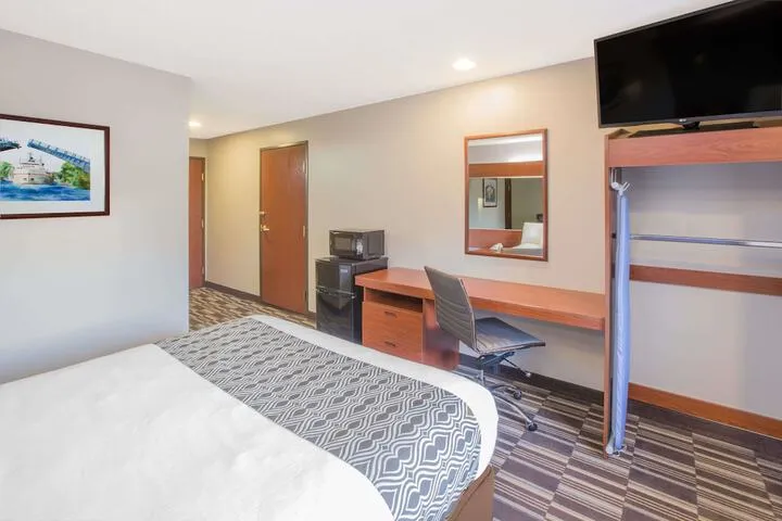 Room 4 of 16