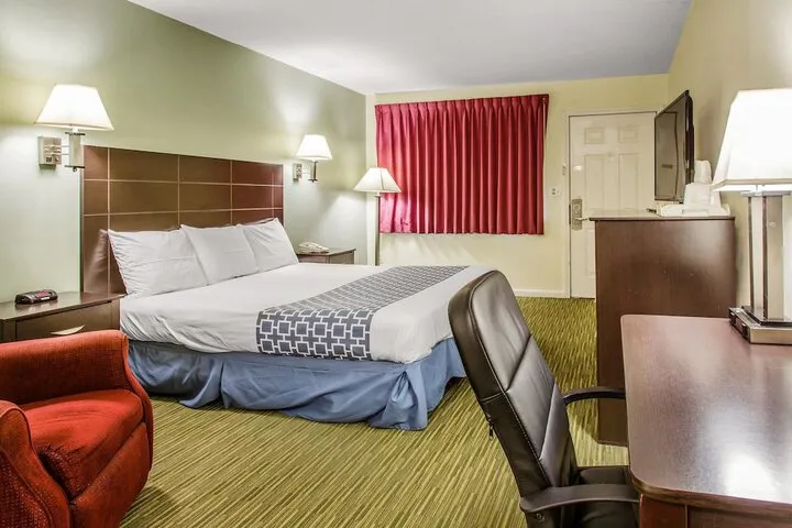 Room 4 of 18