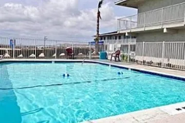 Hilltop Inn & Suites