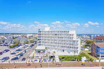 Commander Hotel & Suites