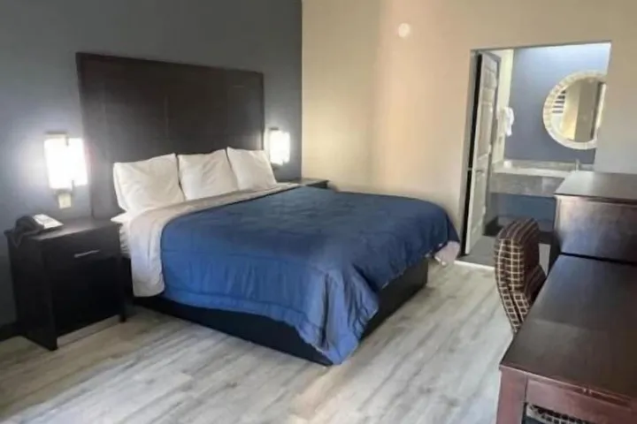 Room 4 of 7