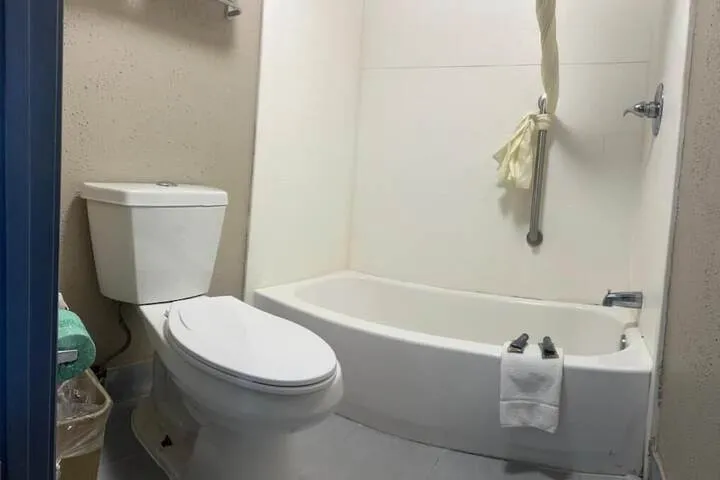 Room 5 of 7