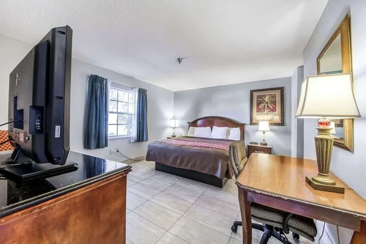 Room 4 of 12