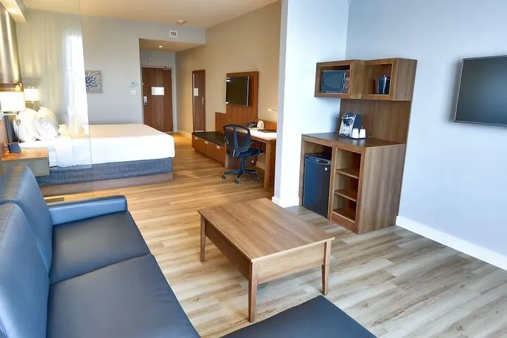 Room 4 of 32