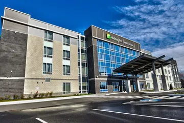 Holiday Inn Express & Suites Vaudreuil by IHG