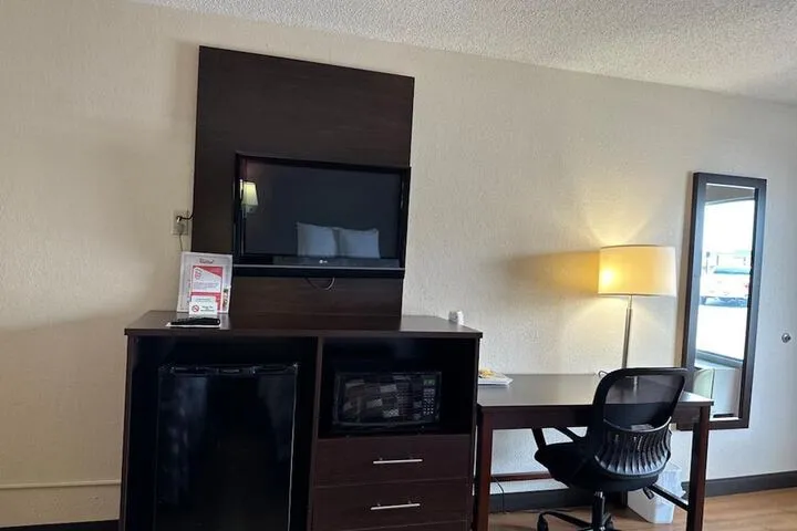 Room 4 of 12