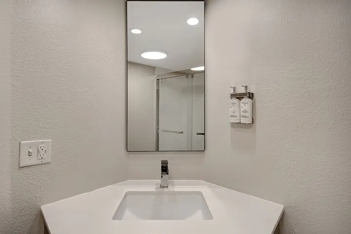 Room 4 of 40