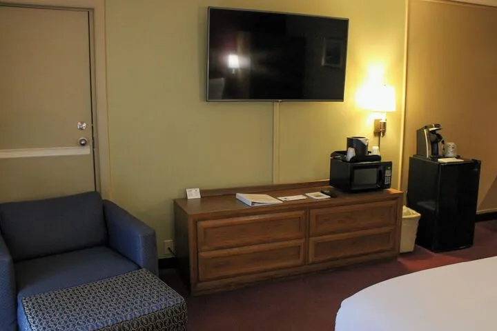 Room 3 of 73