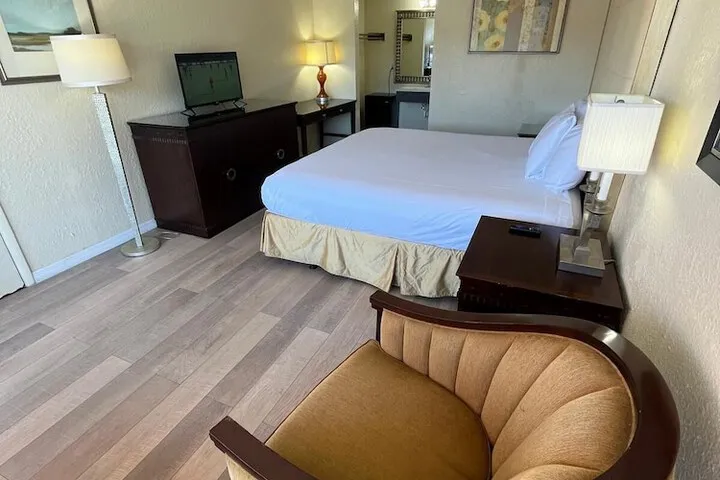 Room 4 of 18