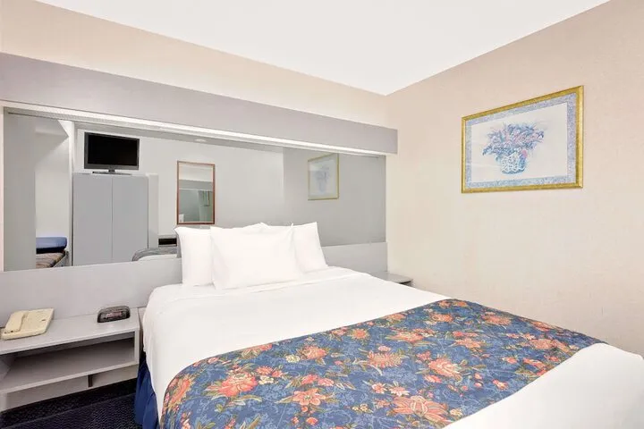 Room 5 of 16