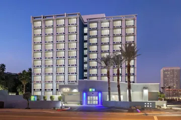Holiday Inn Express & Suites Phoenix Midtown by IHG
