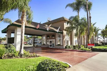 Ramada by Wyndham Costa Mesa / Newport Beach