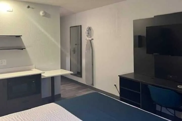 Room 4 of 17