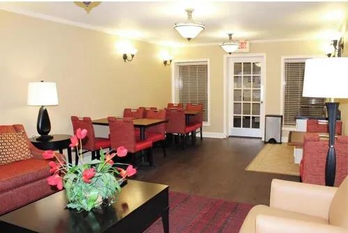 Lobby sitting area 4 of 33