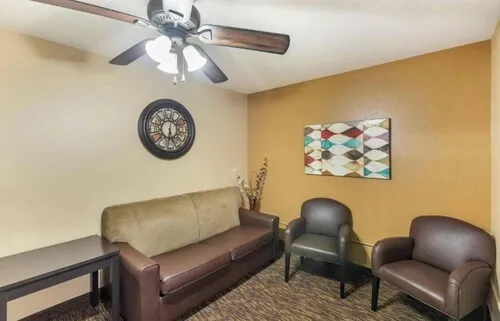 Lobby sitting area 5 of 33