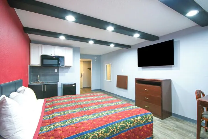 Room 4 of 25