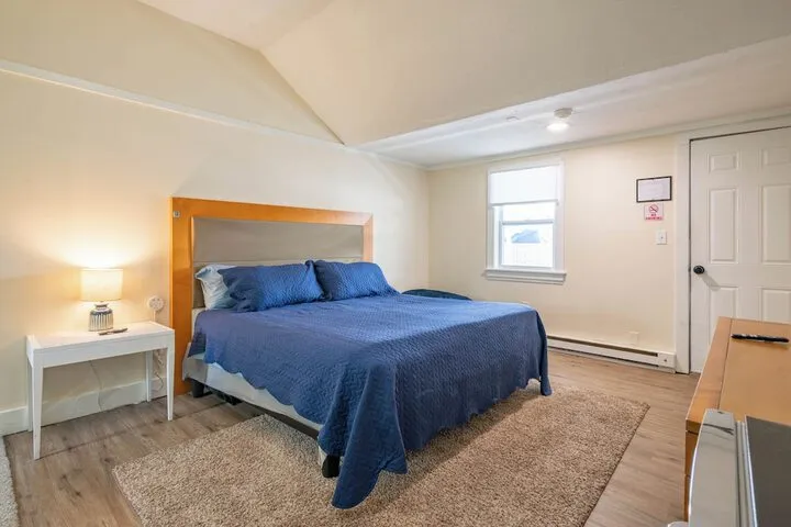 Room 4 of 61