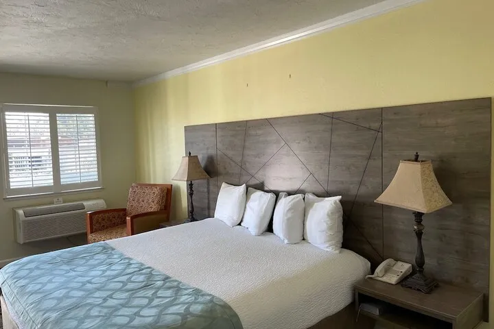Room 4 of 34