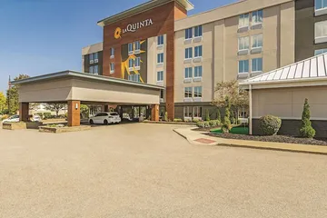 La Quinta Inn & Suites by Wyndham Cleveland Airport West