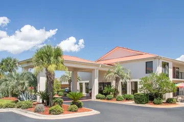 Days Inn & Suites by Wyndham Navarre - near Beaches / Hurlburt