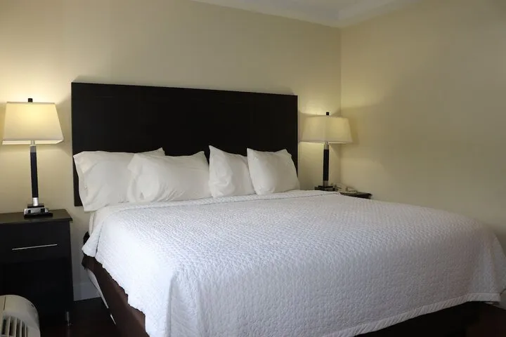 Room 4 of 43