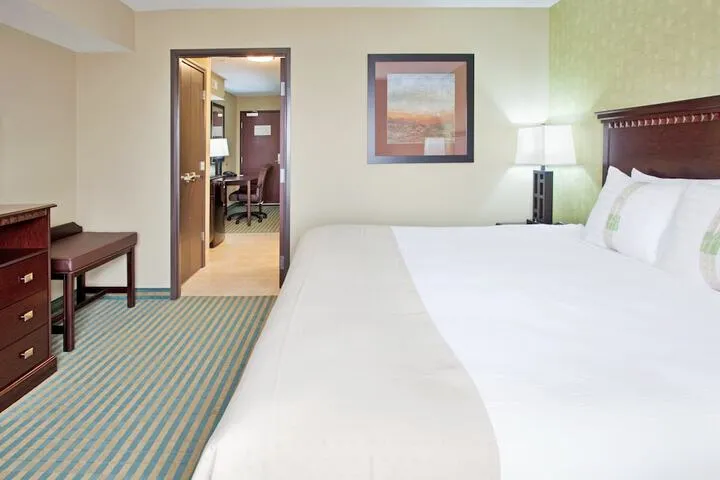 Room 2 of 33