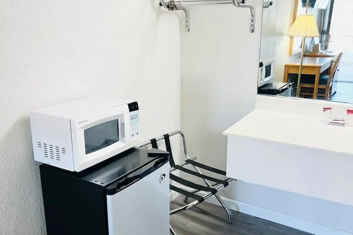Room 4 of 25