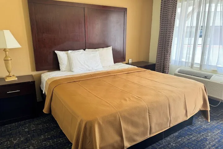 Room 4 of 7