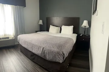 Econo Lodge & Suites Grand Rapids Airport