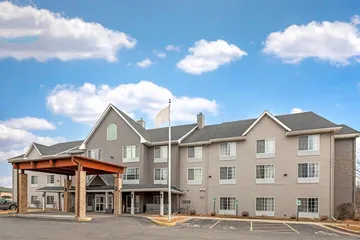 Country Inn & Suites by Radisson West Bend, WI