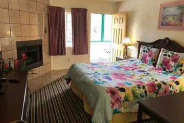 Monterey Pines Inn