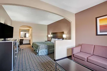 Days Inn & Suites by Wyndham Houston North / Spring