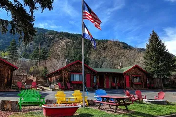 Foot of the Mountain Motel