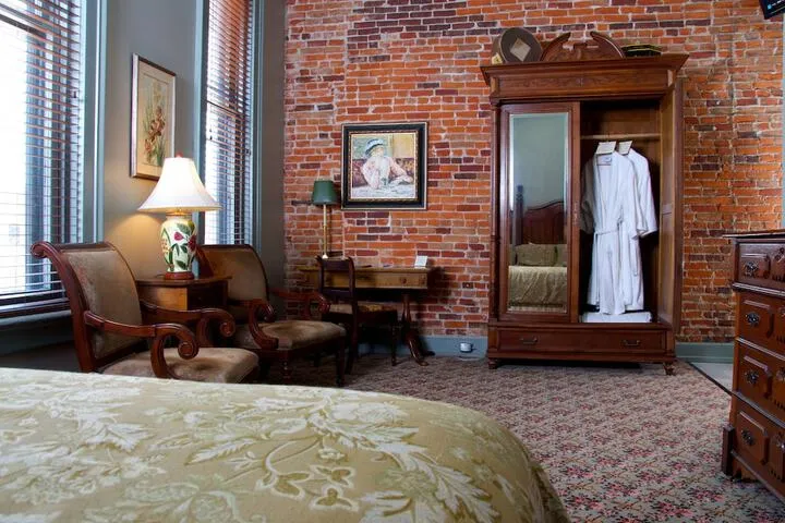 Room 4 of 62