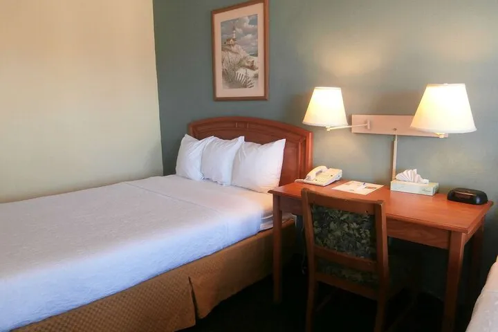 Room 4 of 8