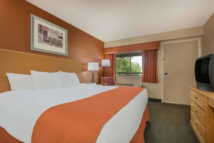 Room 5 of 16