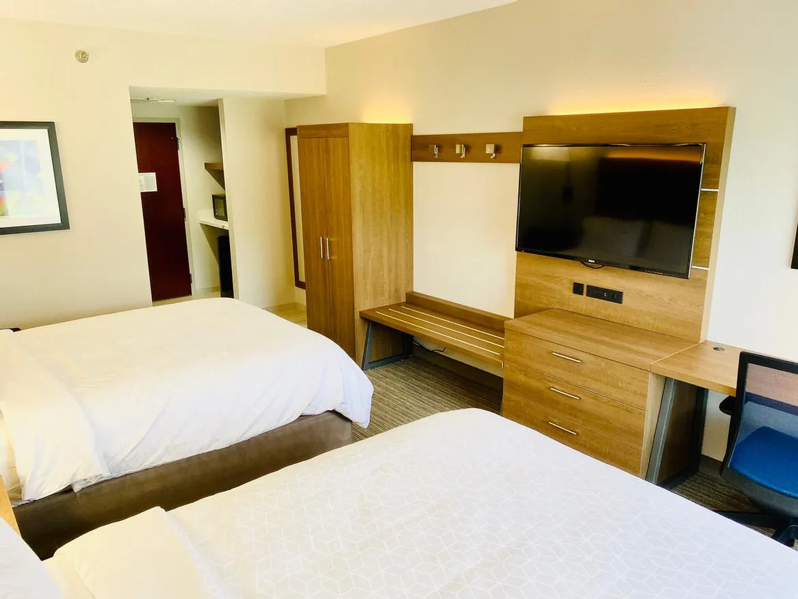 Guest Room 5 of 9