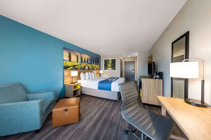 Room 4 of 28