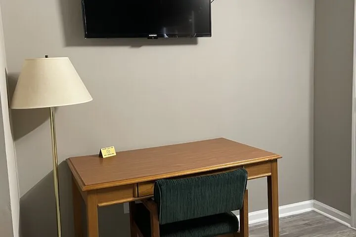 Room 4 of 9