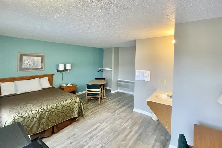 Room 5 of 9